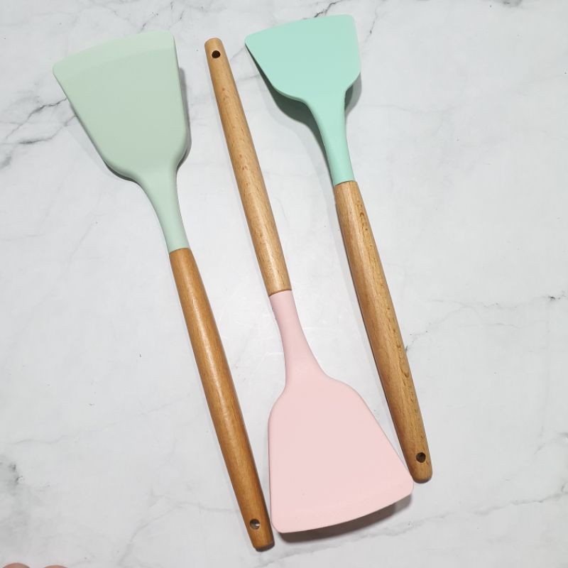 silicone cooking turner with wooden handle / sodet masak gagang kayu