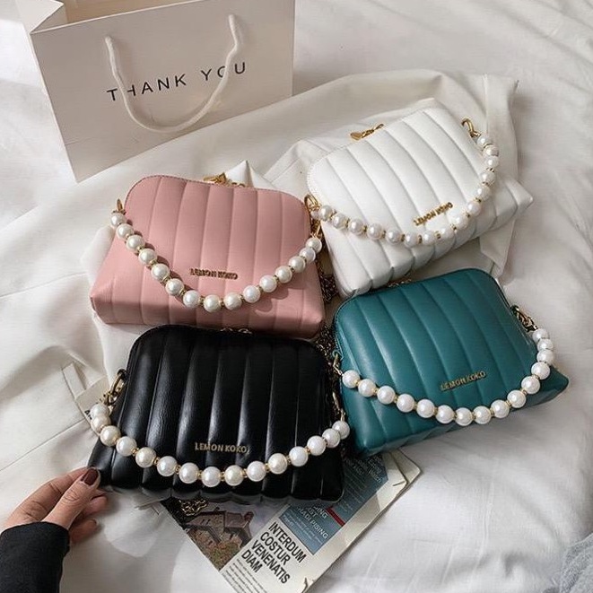 BJ71063 - BLACK/WHITE/PINK/BLUE - TAS CLUTCH RANTAI TALI MODEL KERANG MUTIARA MOTIF GARIS TAS WANITA FASHION IMPORT MODIS ELEGAN TERMURAH TERLARIS TERBARU BAGSTORE JAKARTA TAS BATAM TAS MUTIARA MODIS LT1426 JT03345 BQ3199 GT1828 EL5396