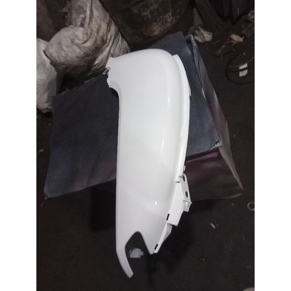 body samping Scoopy kiri original AHM kode part k93 warna putih mutiara original AHM sebelah kiri sc
