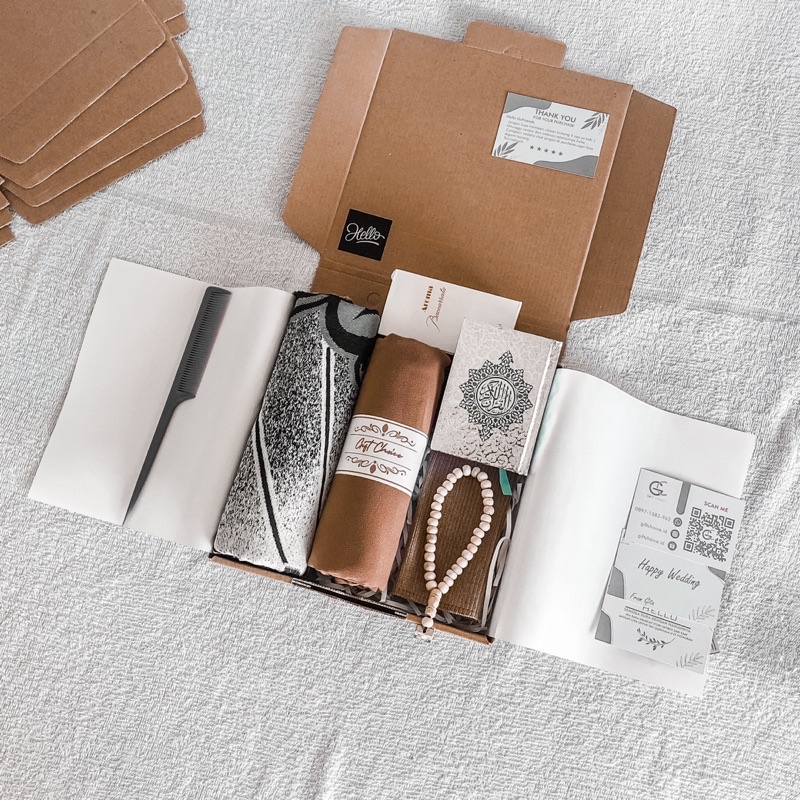 

Hampers cewek sajadah al-quran sajadah / Giftbox cewek / Kado cewek / Kado ultah / Kado ulang tahun
