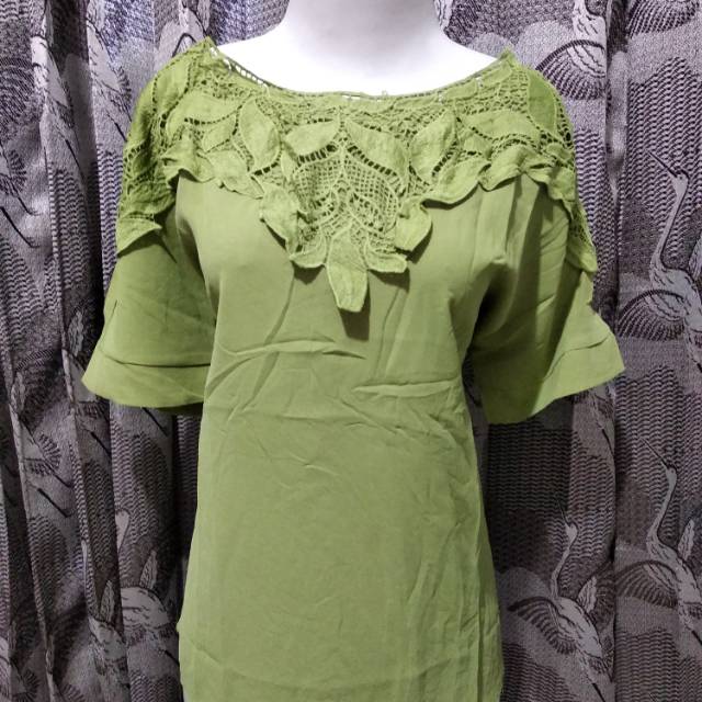 Blouse brokat katun rayon, lengan pendek dengan aplikasi renda. Ld 100 P 65.
