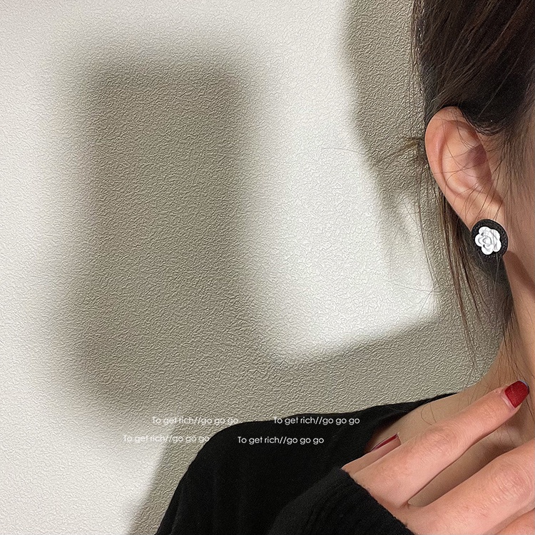 Anting Tusuk Sterling Silver 925 Model Bunga Hitam / Biskuit Untuk Wanita