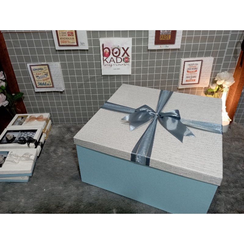 

Box ukuran besar 40cm x 40cm Tinggi 20cm by box kado banjarmasin