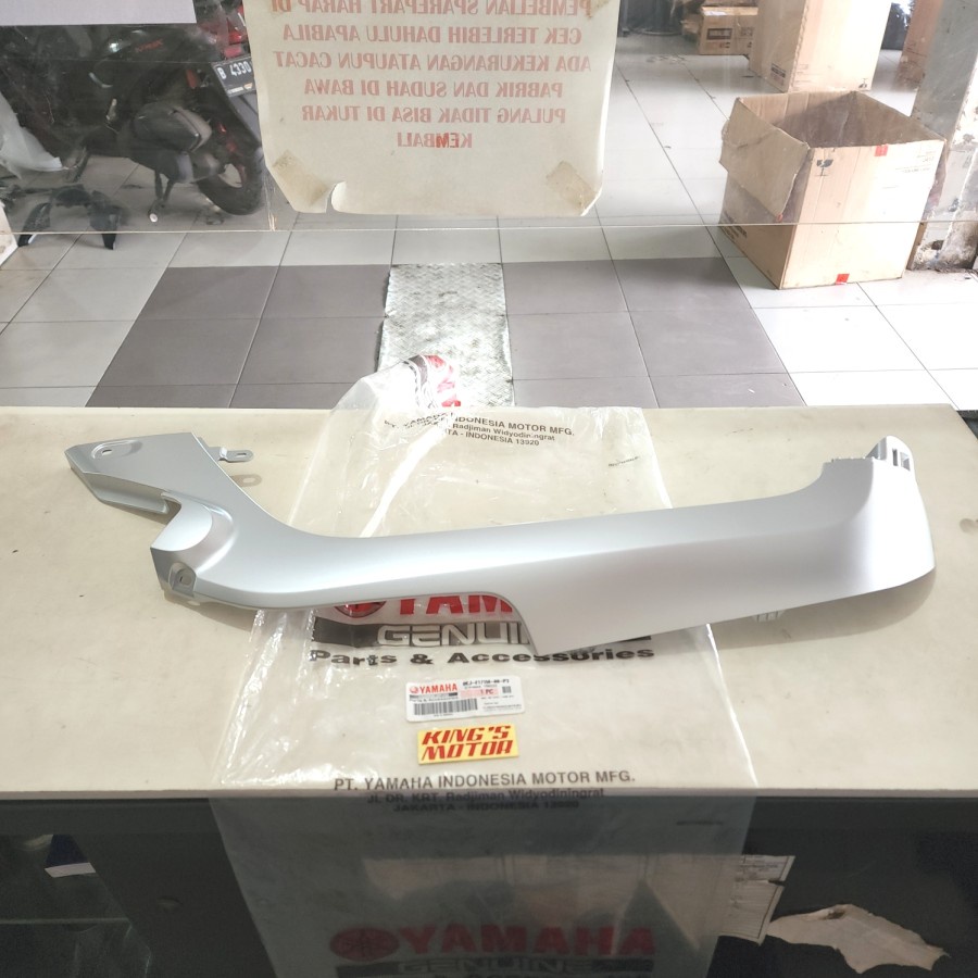 MOLE SIDE SIRIP FAZZIO FAZIO SILVER KANAN ASLI YAMAHA BEJ F171M P3