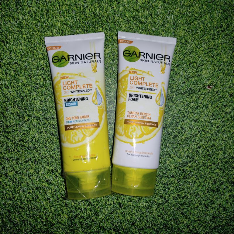 Garnier Light / Bright Complete White Speed Brightening Cleanser Foam &amp; Scrub  - 100 ml / 100ml