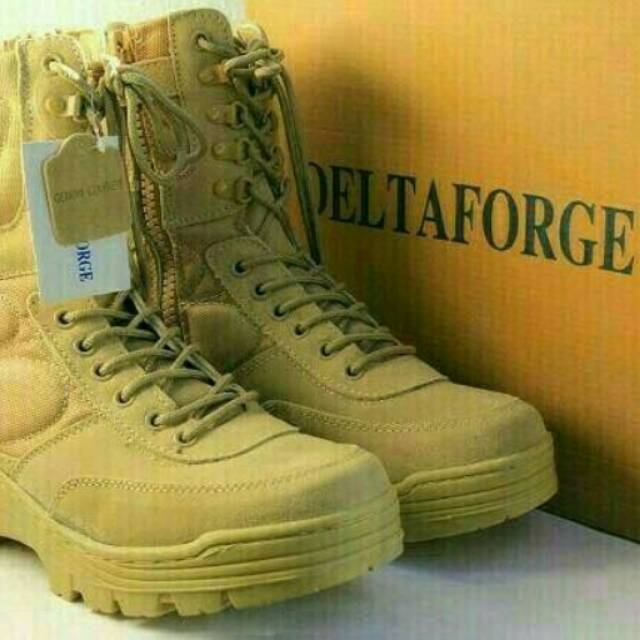 sepatu boots military