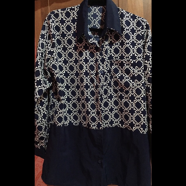 Kemeja wanita biru dongker bermotif preloved