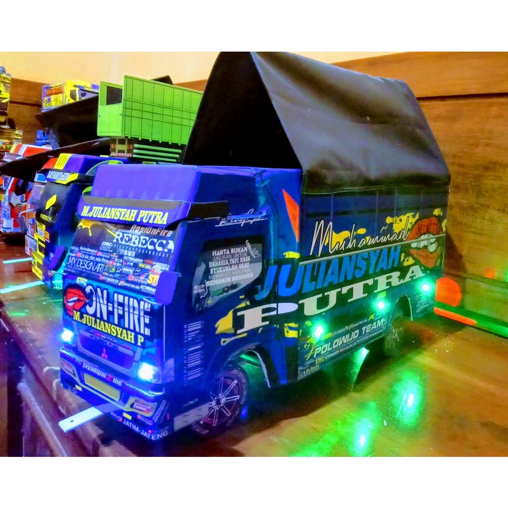 Miniatur Truk karakter Doraemon variasi lampu LED
