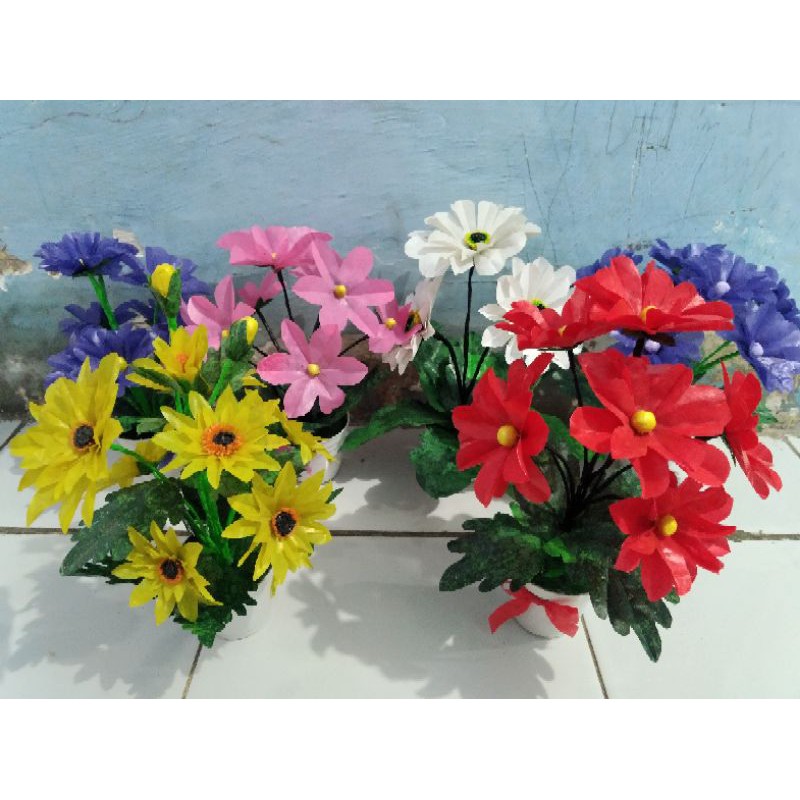 bunga hias dari plastik kresek plus pot