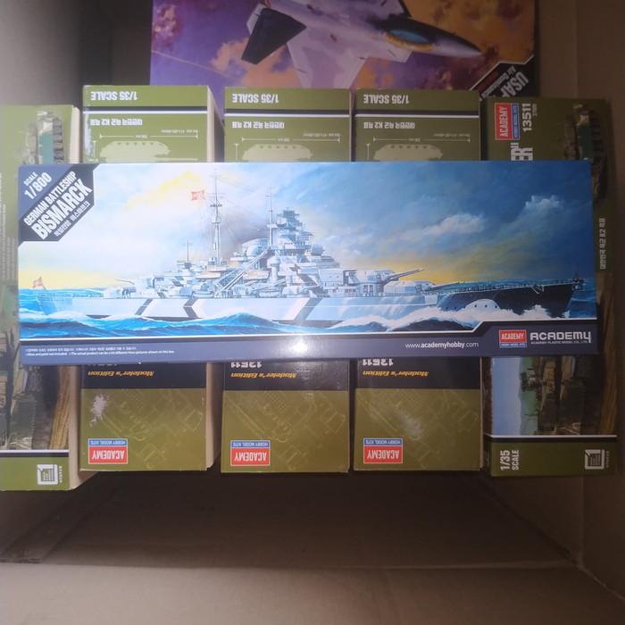 Kapal Perang Bismarck 1/800 Model Kit Academy
