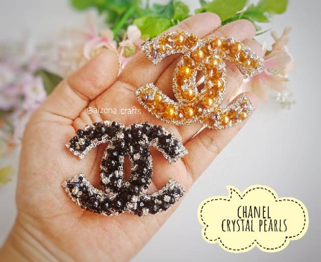 CHANEL CRYSTAL PEARLS BROOCH (Bros hijab)