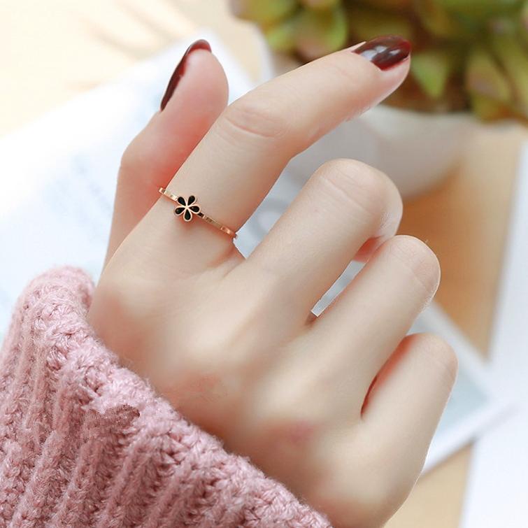 KLU.21Jl22n - Cincin tipis bunga Kecil Hitam/ Putih titanium
