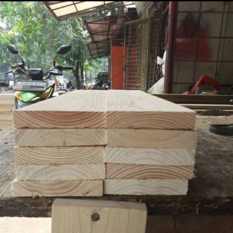 papan kayu pinus