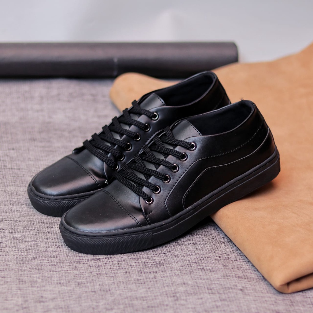 BOAS Sepatu Kasual Sneakers Pria Hitam Tali Trendy Kekinian Simple Murah Anti Slip