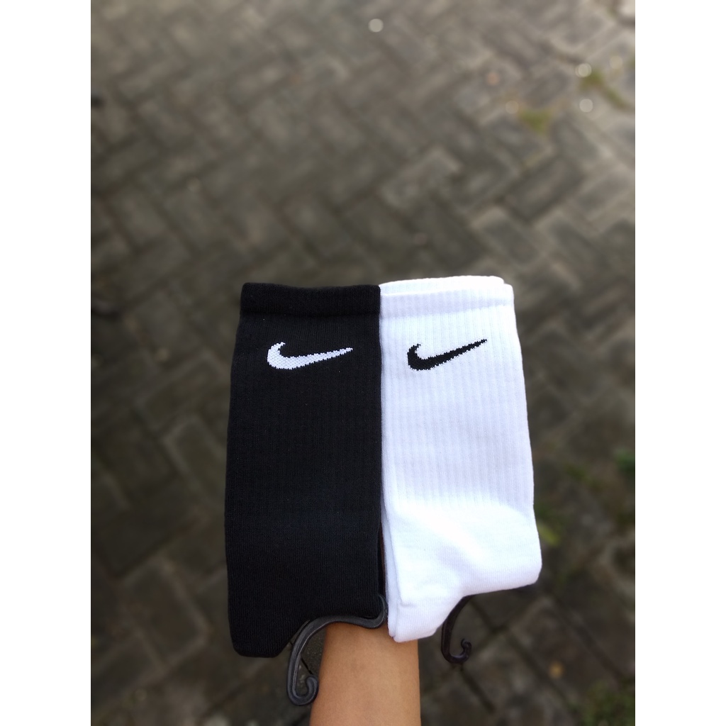 kaos kaki nike hitam/putih sebetis,kaos kaki futsal,sepak bola