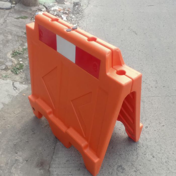 

Road Barrier Susun 100x80cm, Pembatas Jalan, Water Barrier perkakas