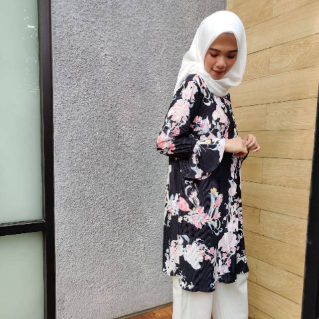Baju/ atasan/tunik/blus/kemeja/hijab/baju muslim/baju hijab/atasan hijab/baju motif/plisket/halika