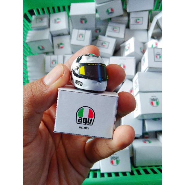 miniatur helm Rossi Champion 2004 - philip Island skala 1:12