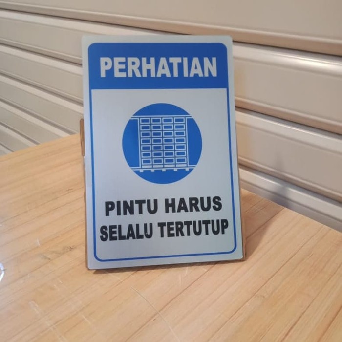 

LABEL PINTU HARUS SELALU TERTUTUP UKURAN 12X18CM