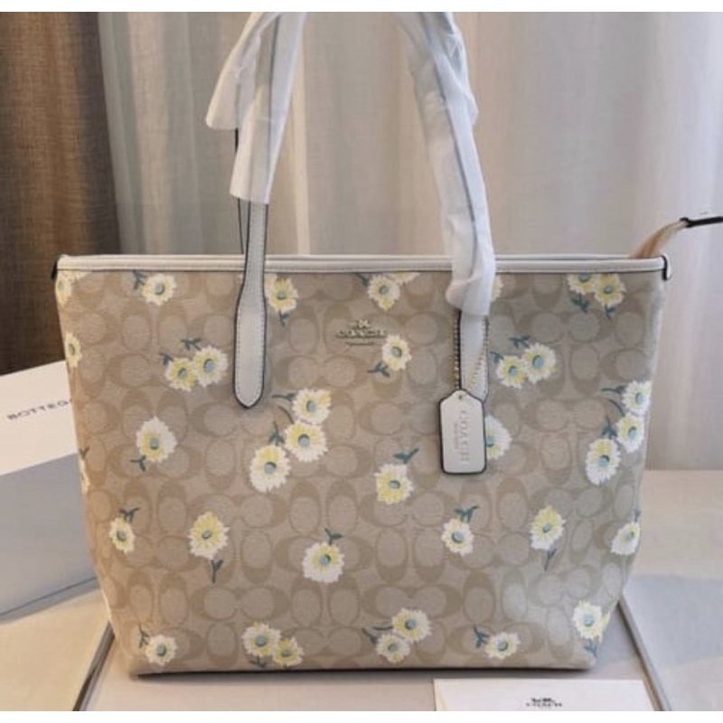 Coach Gallery Tote In Signature Canvas With Daisy Print (C3252)