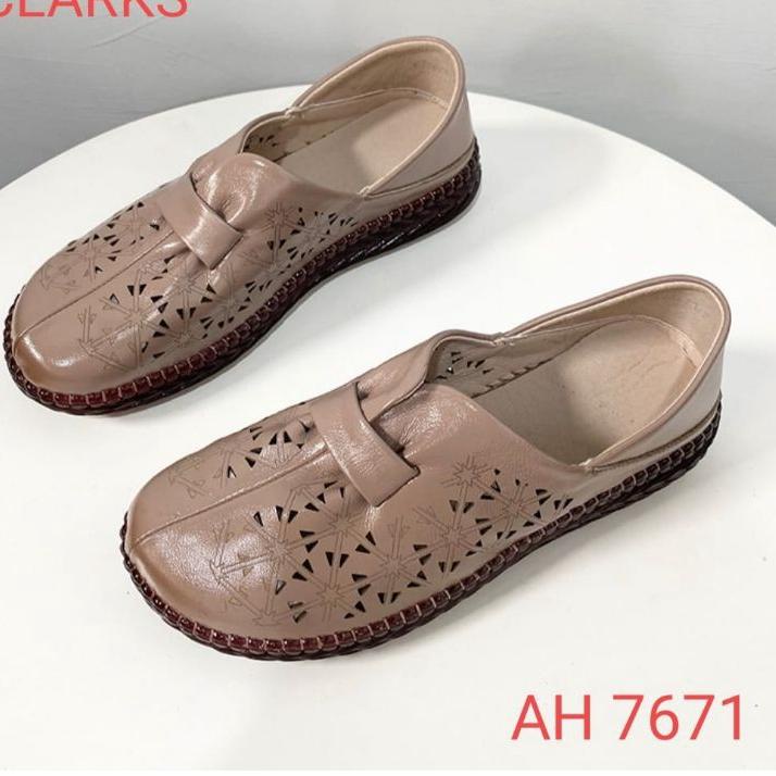 Jangan Ketinggalan order..  SEPATU CLARKS HN-7671 SEPATU WANITA SLIP ON
