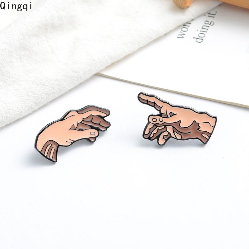 Bros Pin Enamel Bentuk Tangan Memegang Gestur Kartun Bahan Alloy Untuk Pasangan