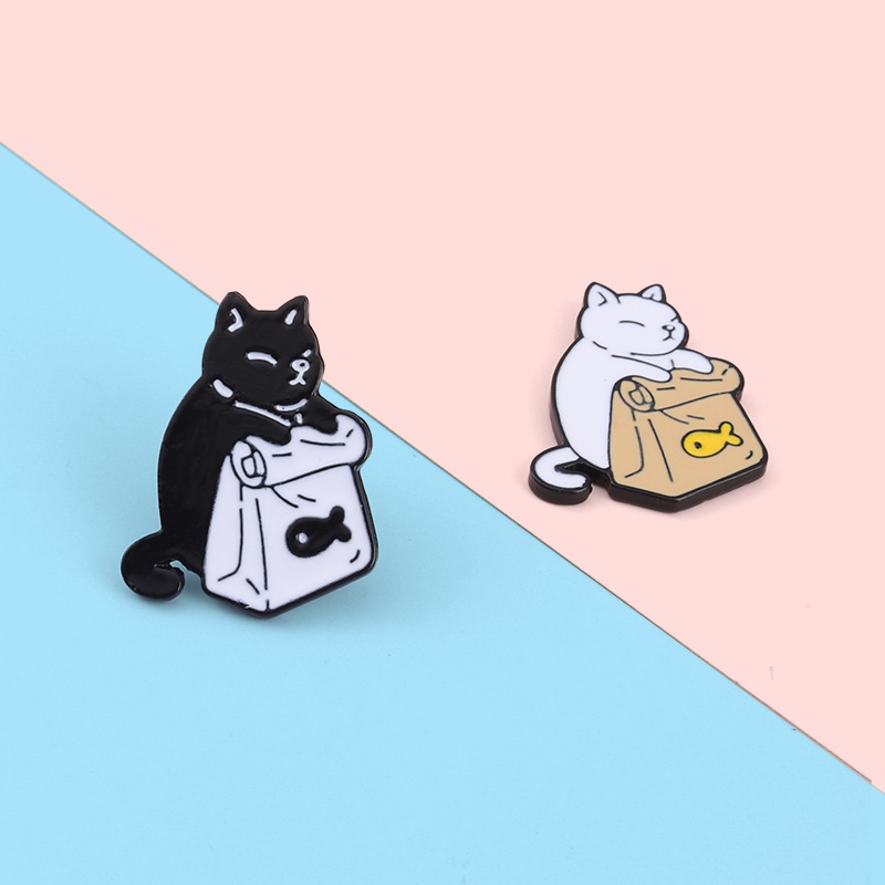 Bros Pin Enamel Bentuk Kucing Hitam Putih Lucu Untuk Aksesoris Fashion Wanita