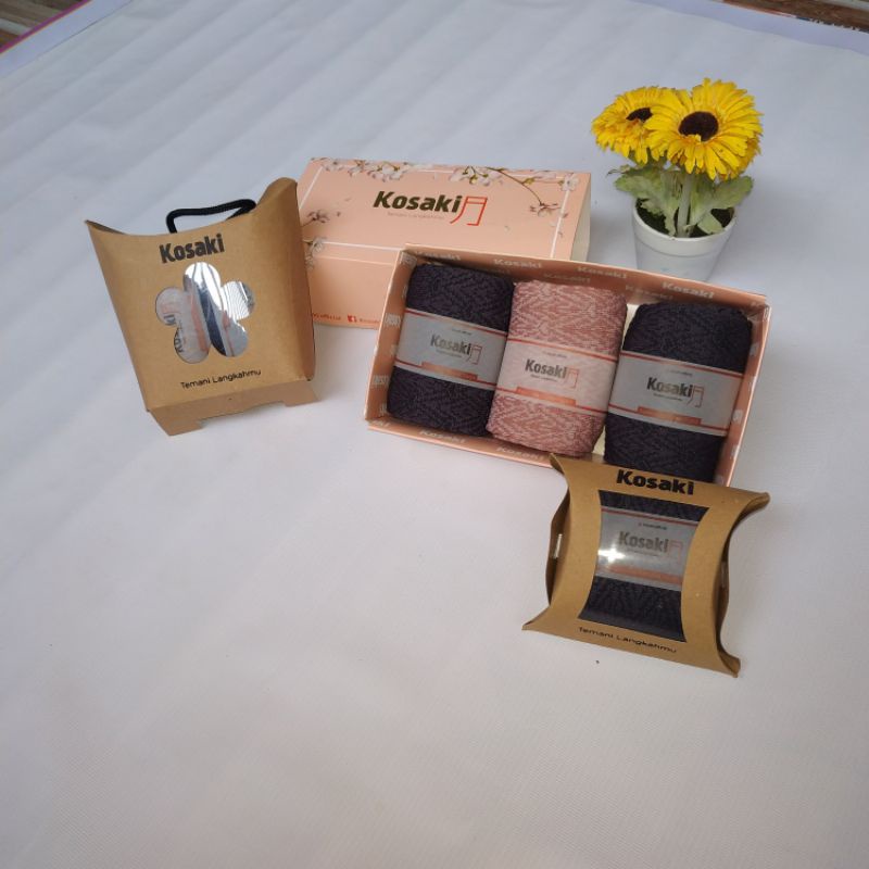 

KOTAK TEMPAT PACKINGAN KADO ATAU SOUVENIR BERBENTUK BOX, FLOWER, DAN PILLOW TEMPAT KAOS KAKI BY KOSAKI