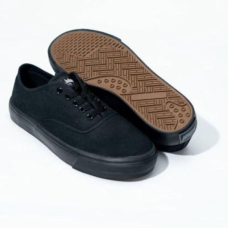 "CR.25Au22c" JOHNSON ASTRO LOW CUT FULL BLACK ORIGINAL100% - Jhonson - jonson / Sepatu Sekolah
