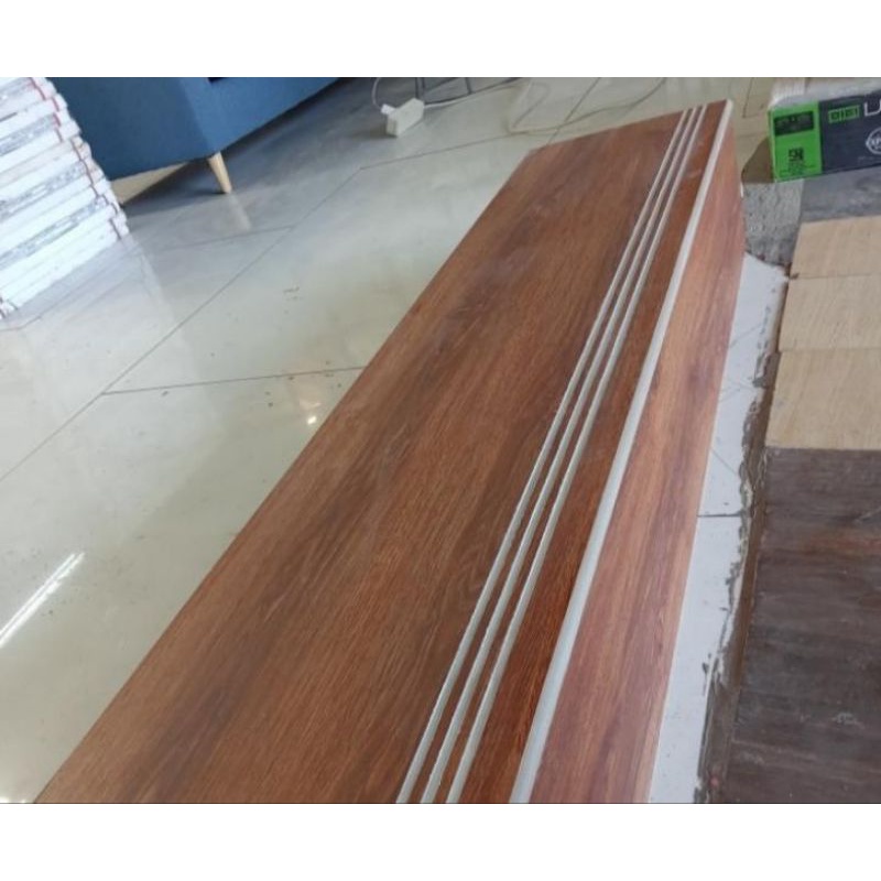 granit tangga motif kayu 30x100&20x100 Nuca dark brown kw1