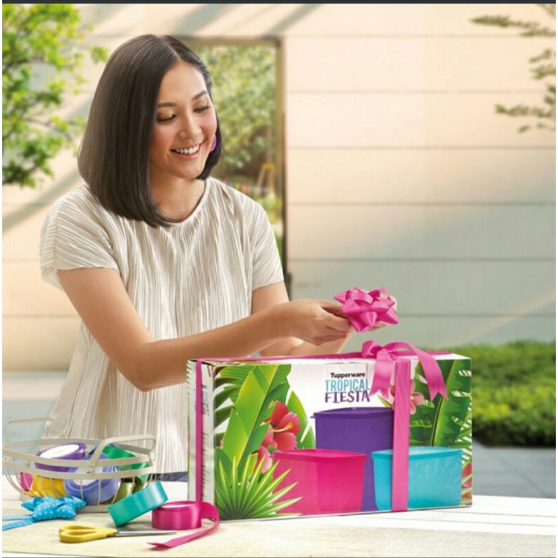 TUPPERWARE tropical fiesta set.