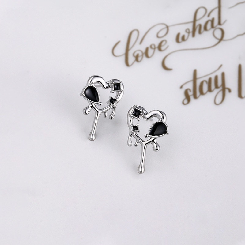 Anting Stud Bentuk Hati Model Hollow Warna Hitam Bahan Metal Gaya Harajuku Vintage Untuk Wanita