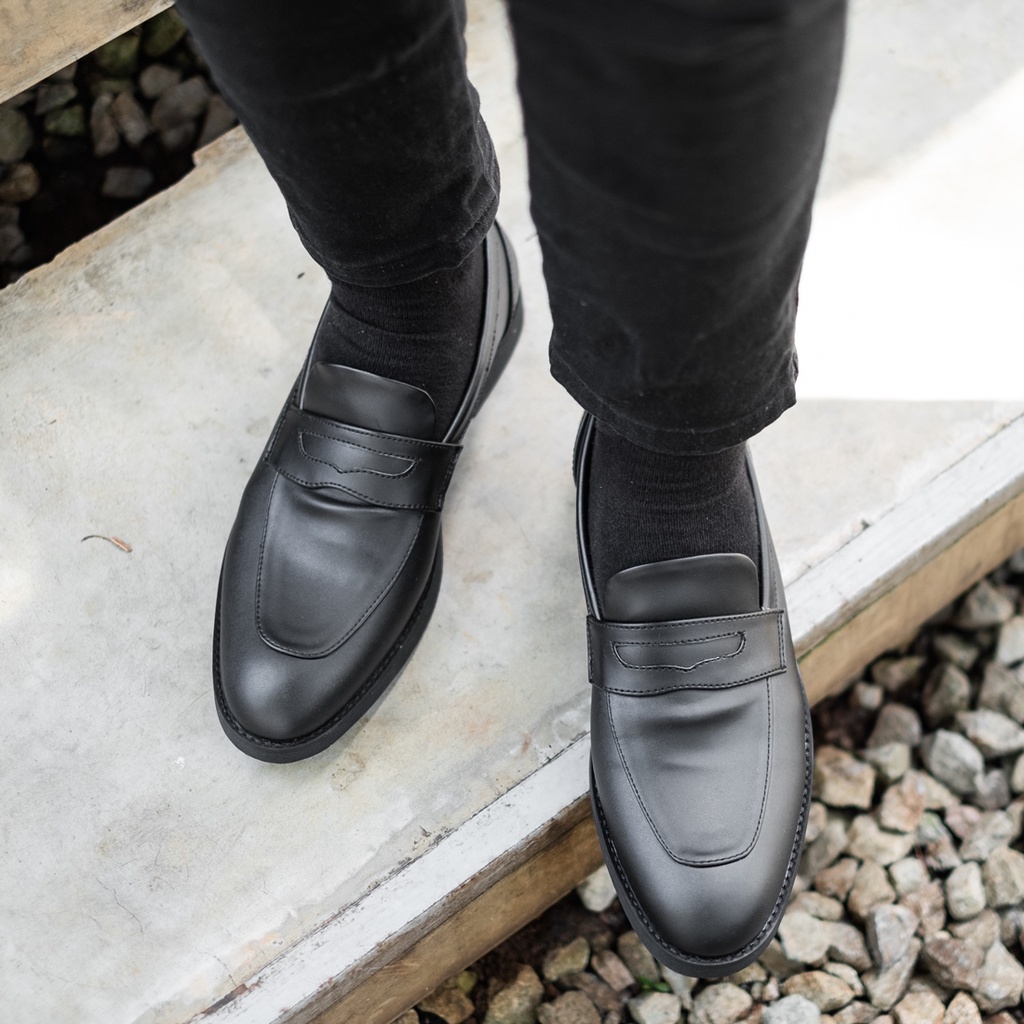 LEWIS BLACK ORIGINAL x LVNATICA Sepatu Loafers Hitam Pria Slip On Simple Formal Casual Kerja Kantor Slop Resmi Kantoran Pesta Kondangan Selop Jalan Santai Hangout Kuliah Penny Loafer Semi Kulit Premium Footwear Big Size Jumbo Ukuran Besar 44 Keren Terbaru