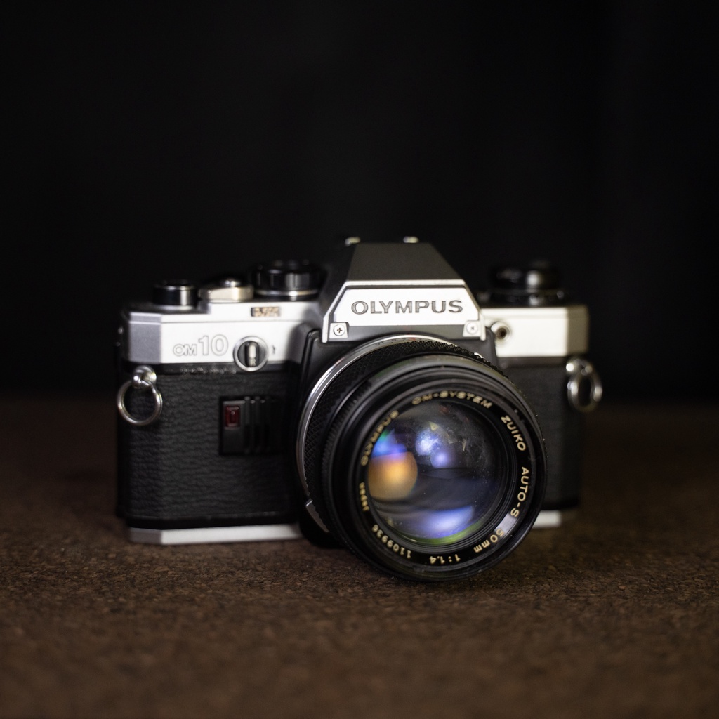 OLYMPUS OM 10 + LENSA 50 MM F 1.4 LIKE NEW  KAMERA FILM KAMERA ANALOG