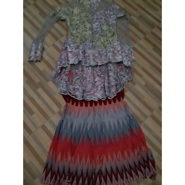 Set Kebaya brokat Tempel motif bunga