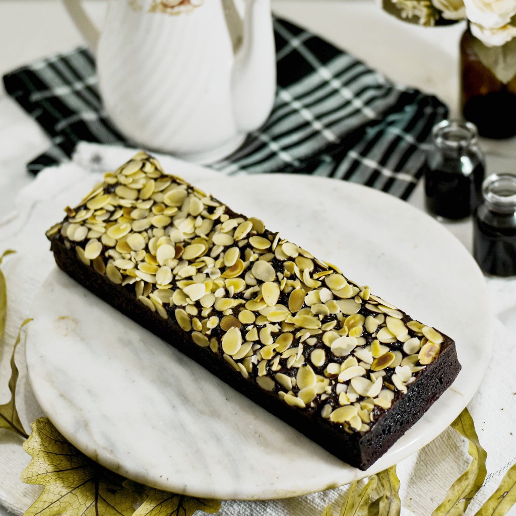 

BROWNIES PANGGANG TOPING ALMOND