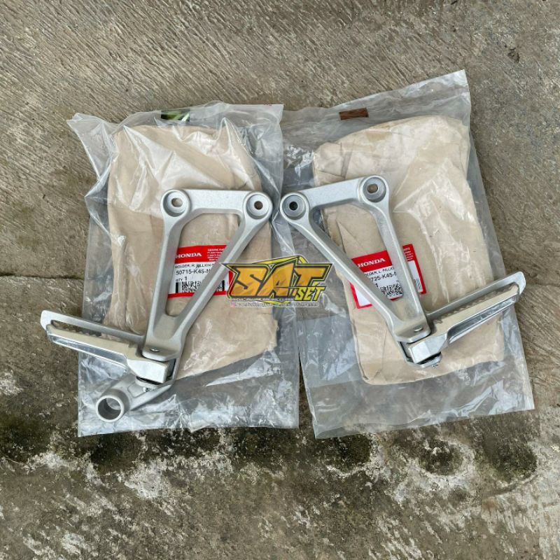 DUDUKAN FOOTSTEP BELAKANG SET KANAN KIRI CBR 150 NEW 250 R K45 LED ORI ORIGINAL HONDA 50715-K45-N00 