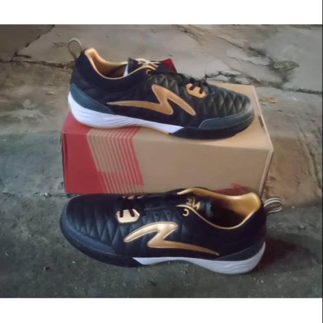 Sepatu Futsal Specs Metasala Nativ In-Black Gold