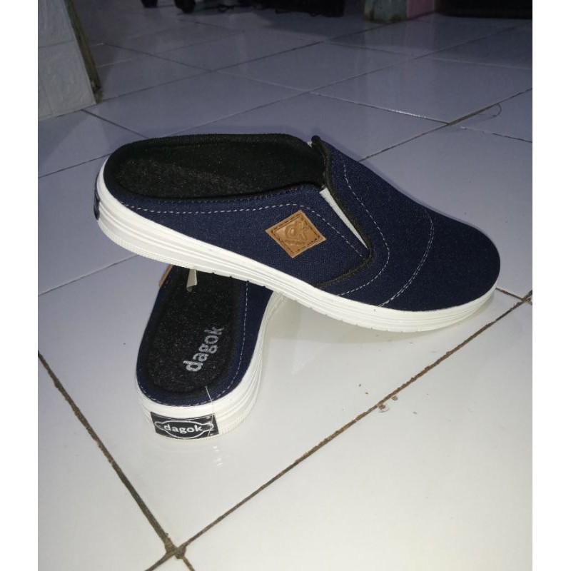 bustong sepatu sandal sepatu selop slip-on pria tren gaya baru