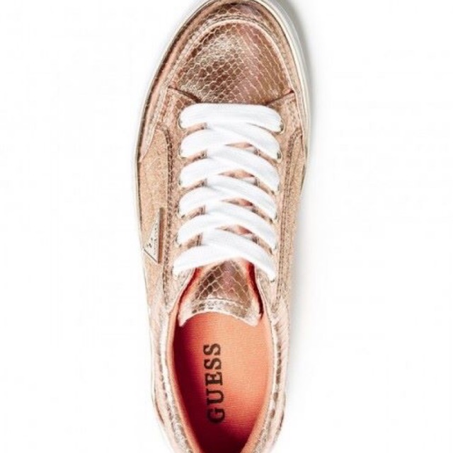 Sepatu guess