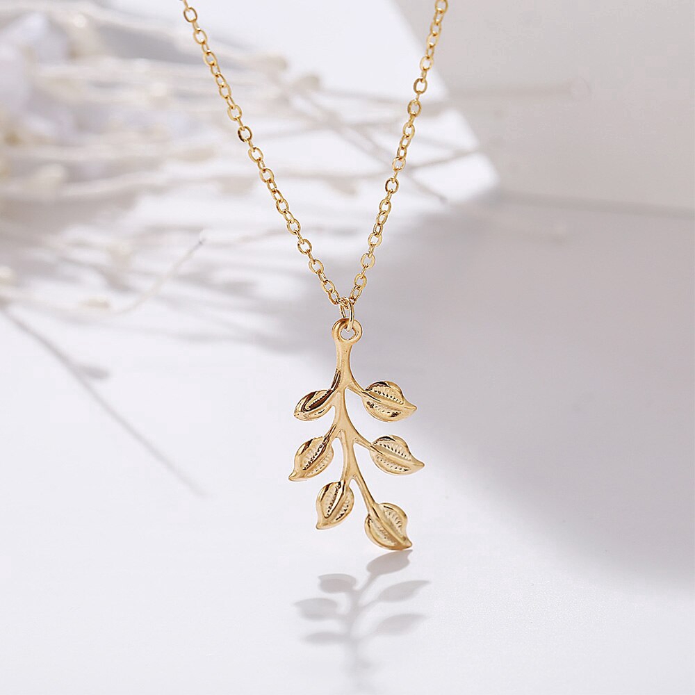 Kalung Rantai Klavikula Hias Liontin Daun Warna Emas Gaya Minimalis Untuk Wanita