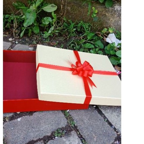 

kotak kado 30x25x6cm
