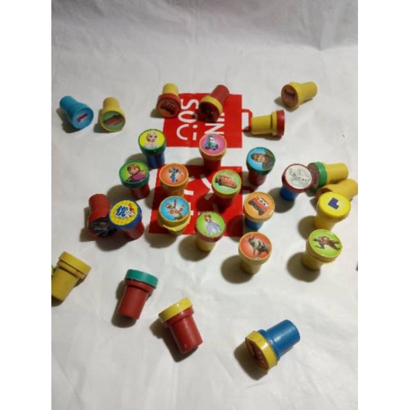 

mainan stempel karakter