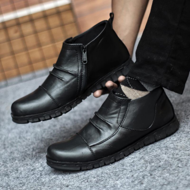 Carrybeus Sepatu Boots Pria Casual Formal Resleting Hitam Kulit Asli Santai Kerja Touring Biker