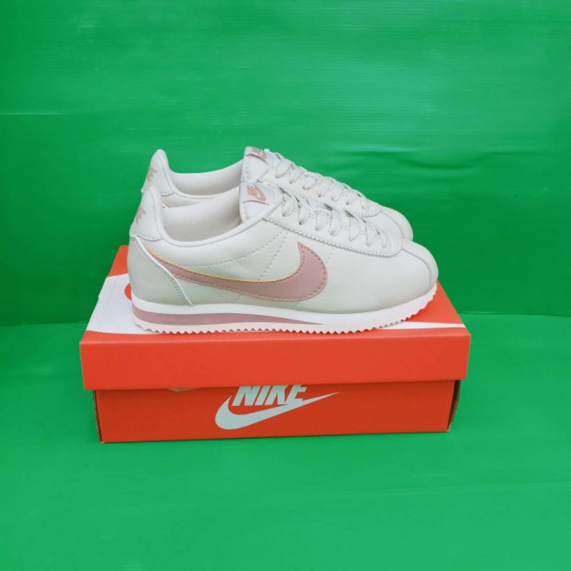 Nike Womans Classic Cortez Leather Light Bone Particle Pink