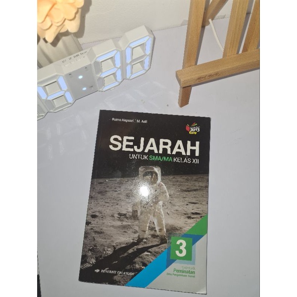 

Buku Sejarah 3 untuk Kelas 12/XII MASI BARU