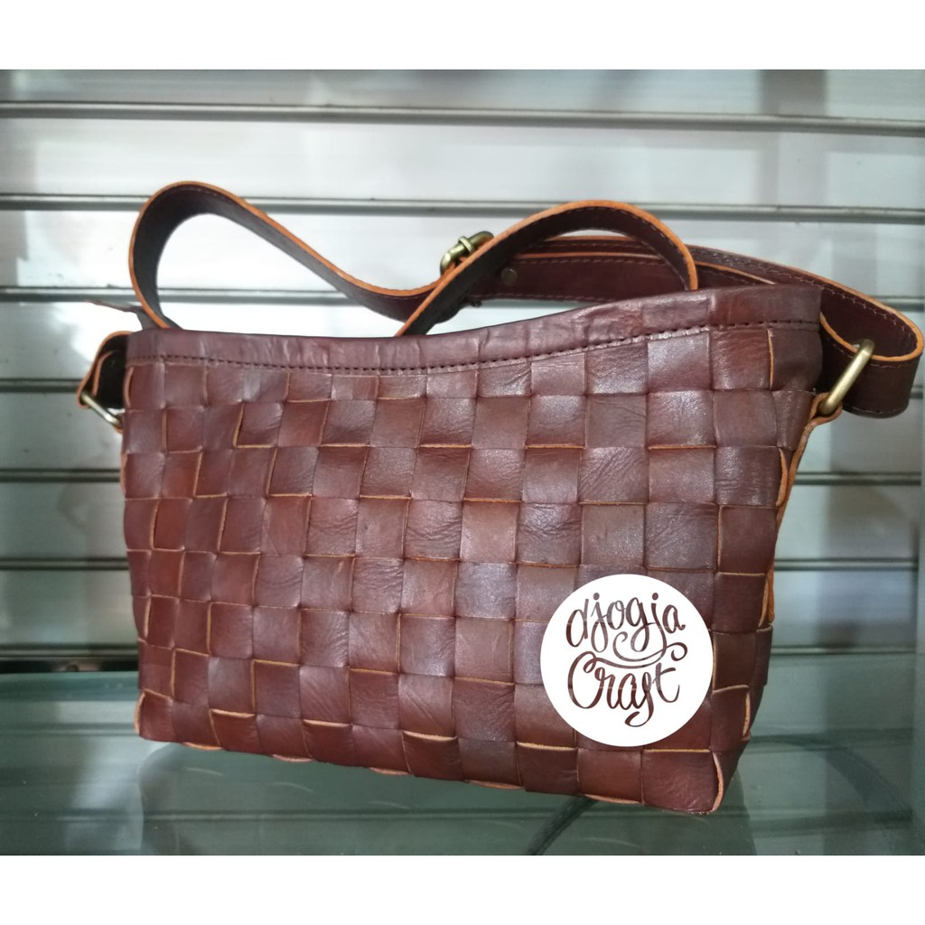 Tas Kulit Selempang Anyam - Coklat Tua