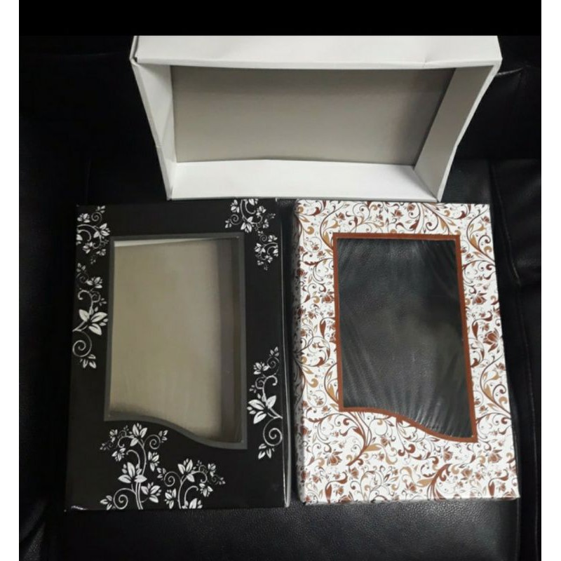 

Kotak Laminasi Mika Gift Box 33x22x5 / Kotak Kado Baju Souvenir Hampers