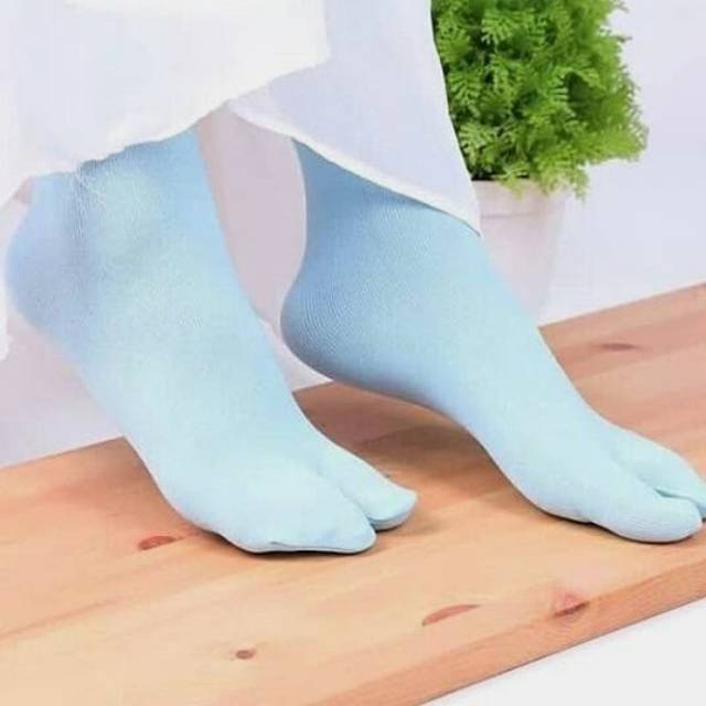 Kaos kaki jempol warna biru langit