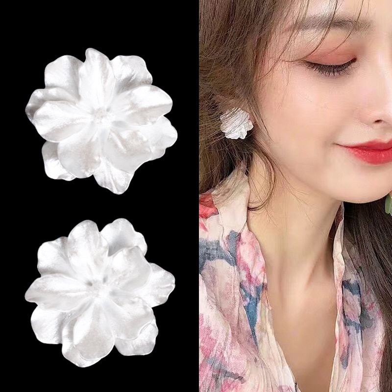 Anting Stud silver needle 925 Bentuk Bunga Putih Aksen Mutiara Imitasi Gaya Korea Untuk Wanita